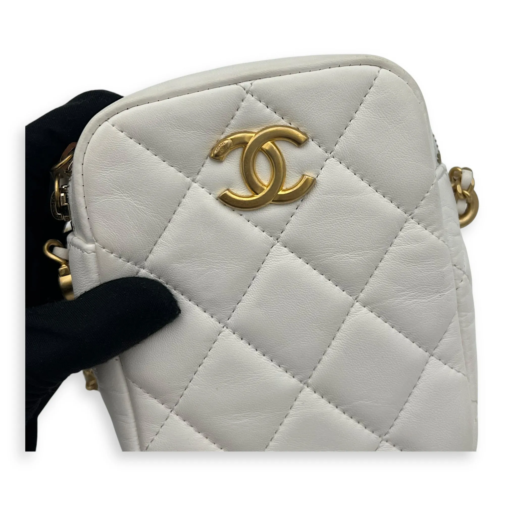 CC Camera Crossbody Bag White in Lambskin, Gold hardware