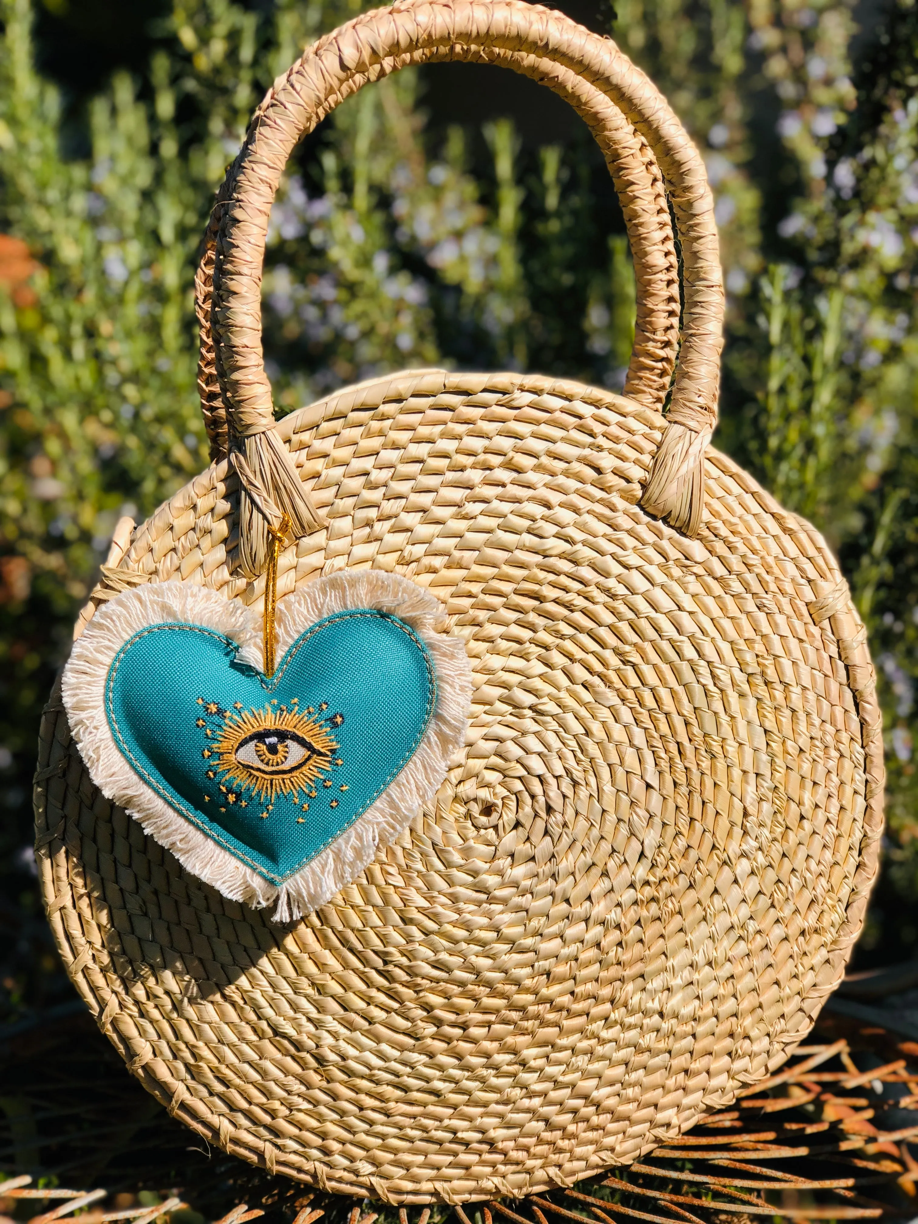 Corazón Bordado Round Palm Leaf Tote