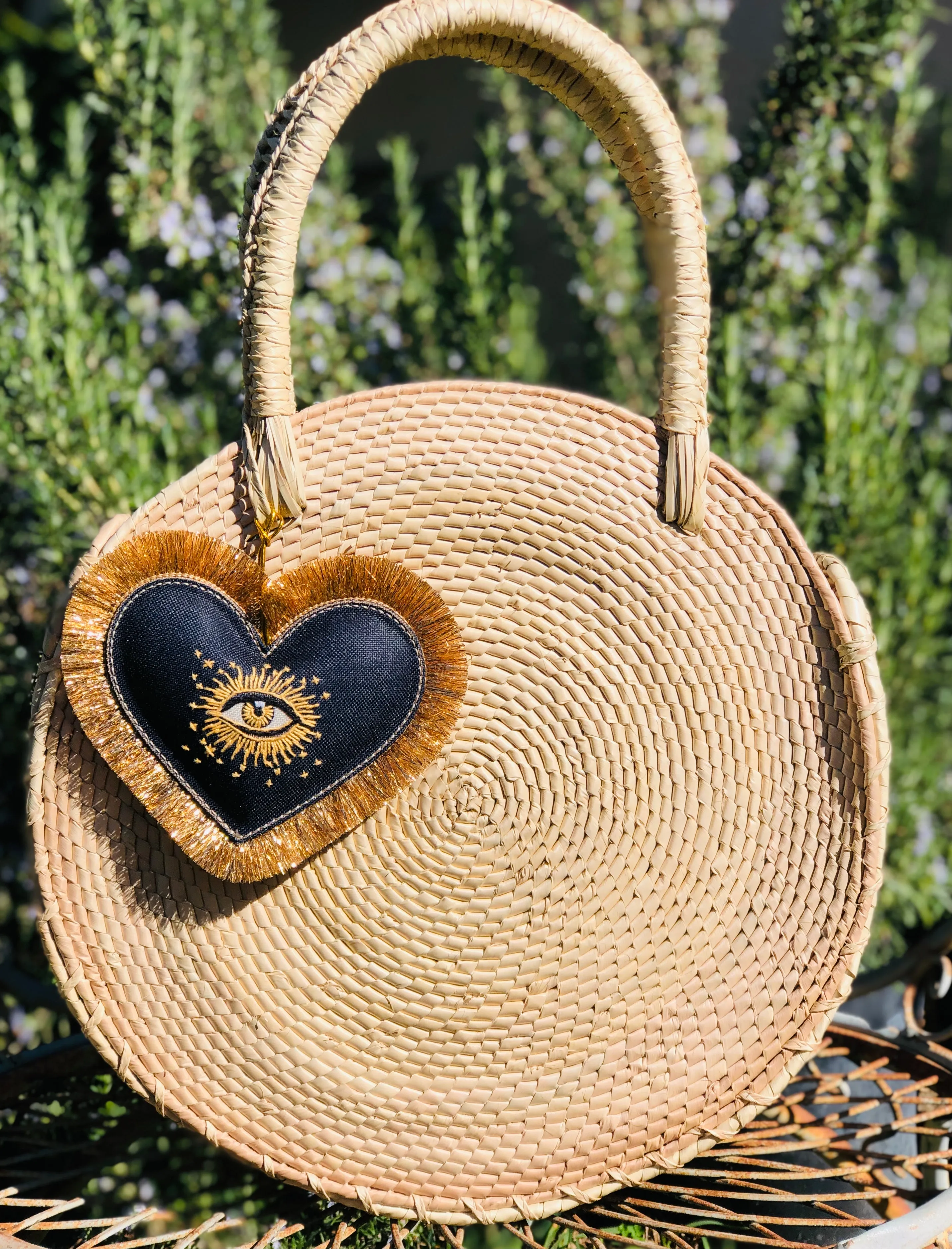 Corazón Bordado Round Palm Leaf Tote