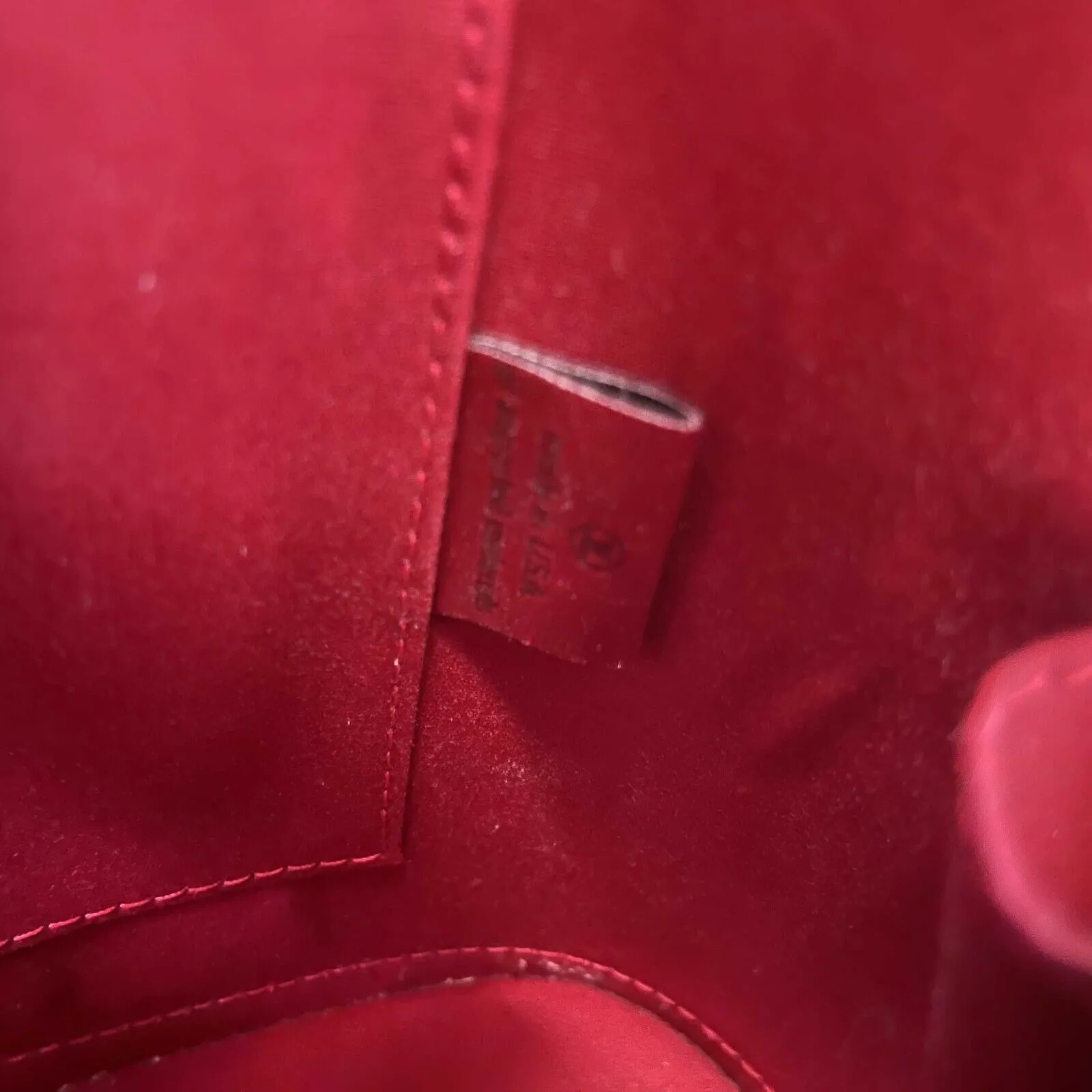 Louis Vuitton - Excellent - Alma PM in Red Patent Leather - Top Handle Handbag