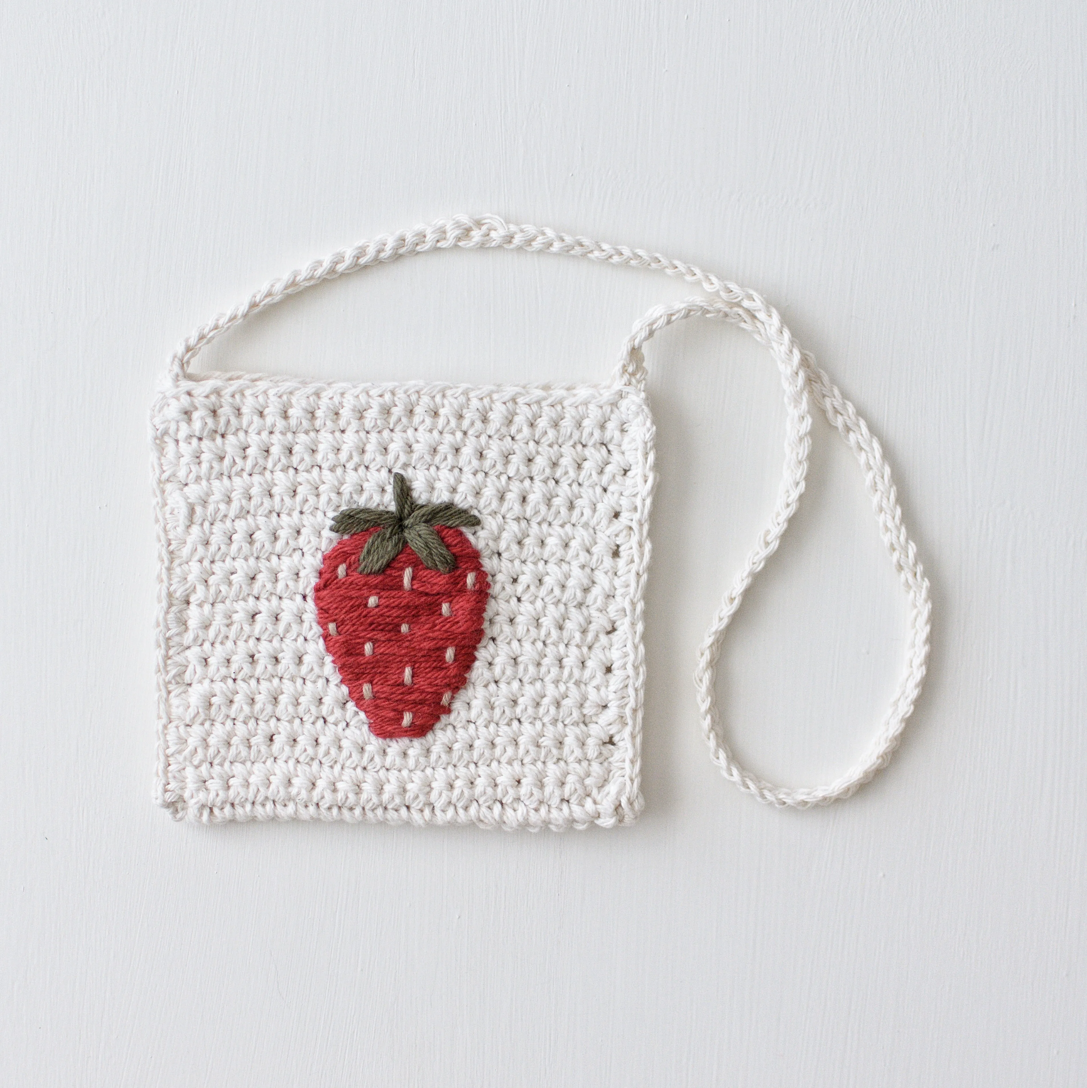 Strawberry Crochet Crossbody Bag (white)